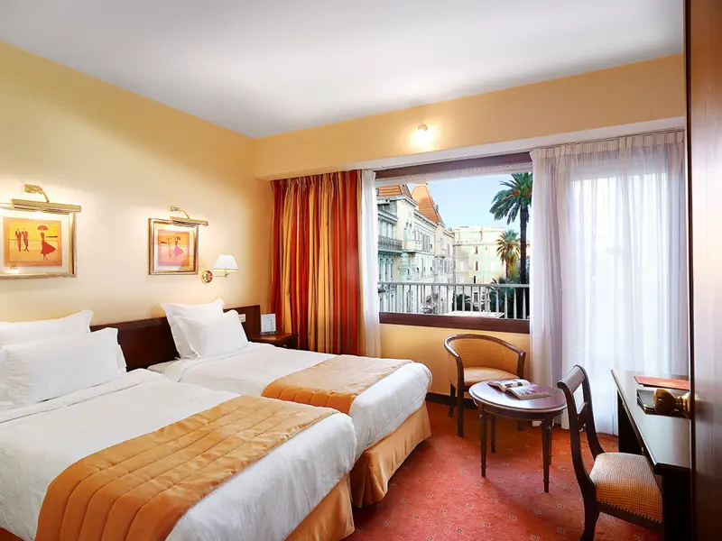 Die Standardzimmer im Hotel Splendid in Nizza sind im traditionellen Stil eingerichtet und verfügen meist über zwei getrennte Betten. Zur Ausstattung gehören Klimaanlage, WLAN (kostenfrei), Sat.-TV, Minibar und Föhn.