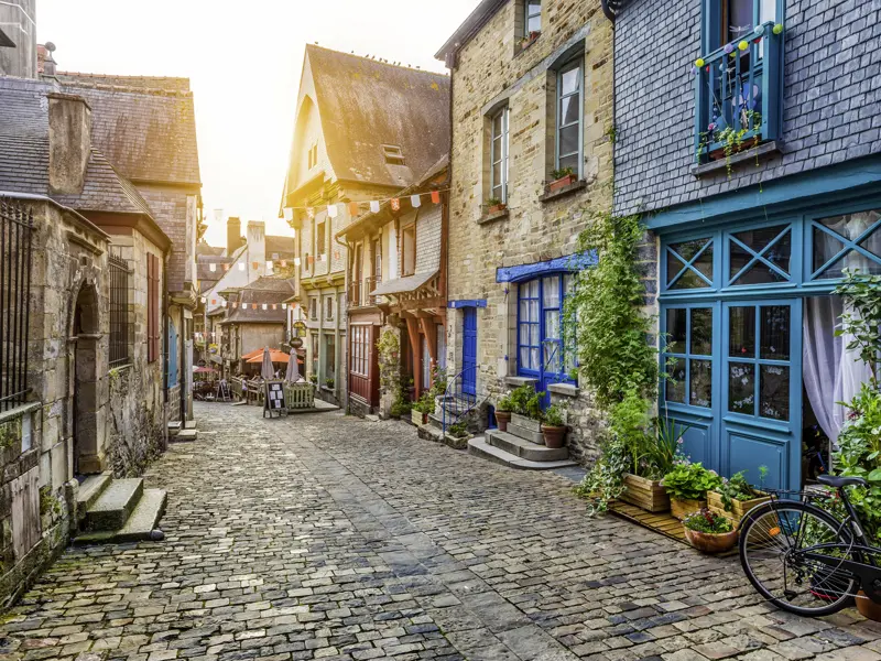 Auf unserer Singlereise lernen wir die Bretagne mit ihren typischen kleinen Dörfern kennen, wo die alten Steinhäuser dicht an dicht in den Gassen stehen. Besonders schön: die Morgenstimmung in einem bretonischen Dorf.