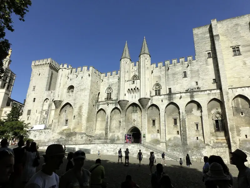 In der ehemaligen Papststadt Avignon erkunden wir den von der UNESCO zum Welterbe erhobenen Papstpalast.