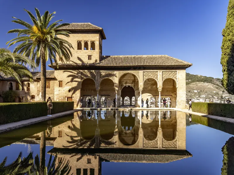 Einer der Höhepunkte unserer Andalusienreise für Singles und Alleinreisende ist der Besuch der Alhambra in Granada.