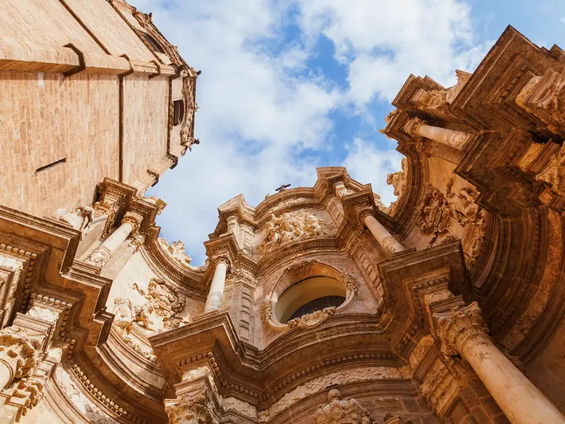Auf der me & more-Silvesterreise für Singles und Alleinreisende lernen wir in fünf Tagen die Schätze von Valencia, Spaniens drittgrößter Stadt kennen, wie die barocke Kathedrale.