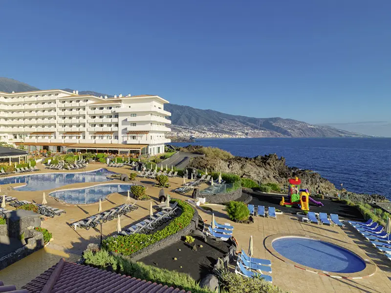 Das Hotel H10 Taburiente Playa in Los Cancajos liegt an der vulkanischen Steilküste, nur ein paar Gehminuten vom schwarzen Sandstrand entfernt, und ist der ideale Ausgangspunkt, um La Palma zu entdecken.