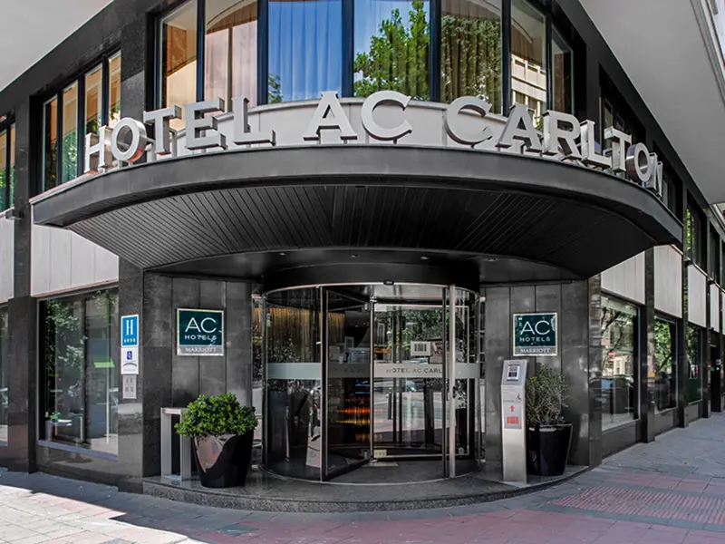 Auf unserer me & more-Silvesterreise nach Madrid übernachten wir im modernen, gut geführten Hotel AC Carlton. Nur wenige Gehminuten von der Museumsmeile Madrids mit dem Prado und dem Reina-Sofía-Museum sowie dem Bahnhof Atocha entfernt, ist es die ideale Ausgangsbasis, um die Stadt zu entdecken.