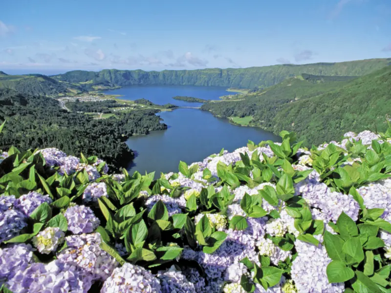 Auf unserer Singlereise auf die Azoren genießen wir auf der Insel Sao Miguel Panoramablicke über die blau und grün leuchtenden Kraterseen von Sete Cidades
