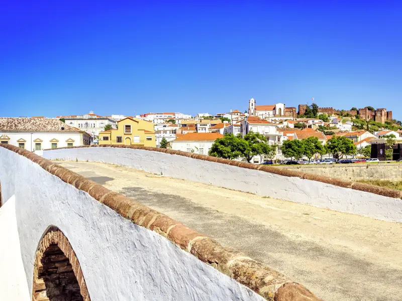 Auf unserer me&more-Reise für Singles und Alleinreisende an die Algarve streifen wir durch die verwinkelten Gassen des Städtchens Silves und erkunden die Reste der maurischen Festung.