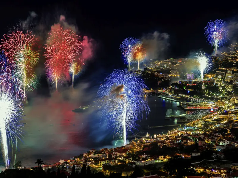 Auf unserer me&more-Silversterreise für Singles und Alleinreisende gemeinsam das spektakuläre Feuerwerk auf Madeira genießen.