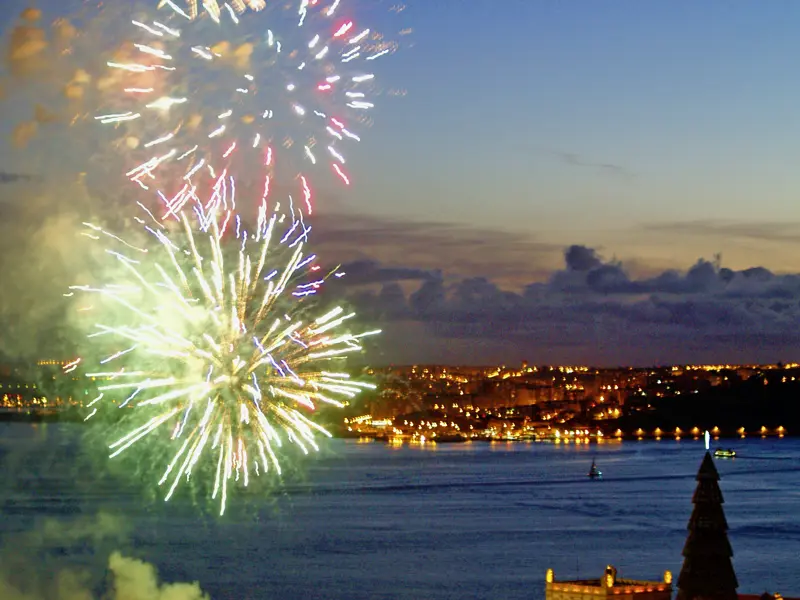 Spektakuläres Feuerwerk über Lissabon an Silvester. Den besten Blick haben wir von der höhergelegenen Altstadt Alfama