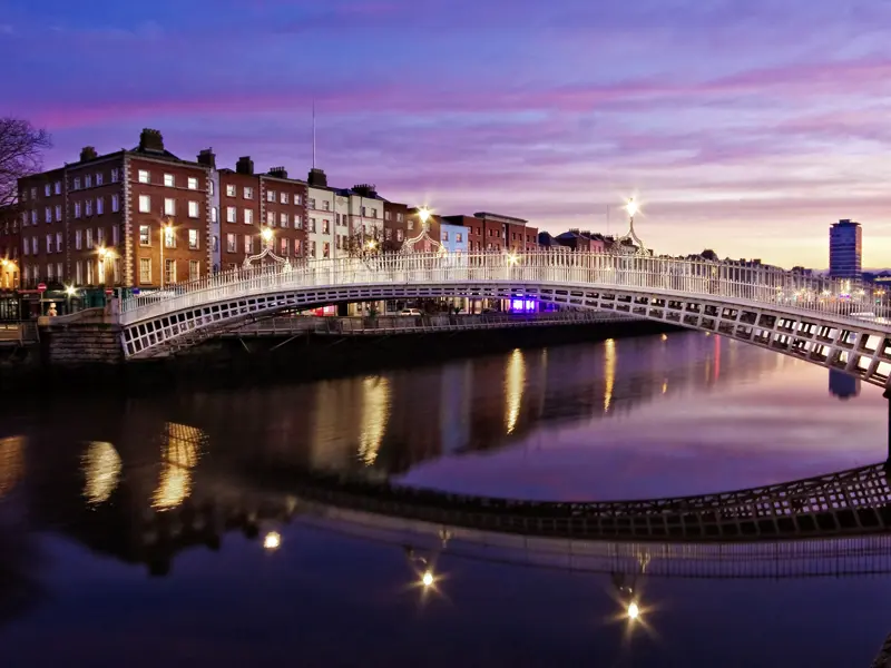 Diese me&more-Silvesterreise führt uns nach Dublin. Die Half Penny Bridge ist eines der beliebtesten Fotomotive der irischen Hauptstadt.