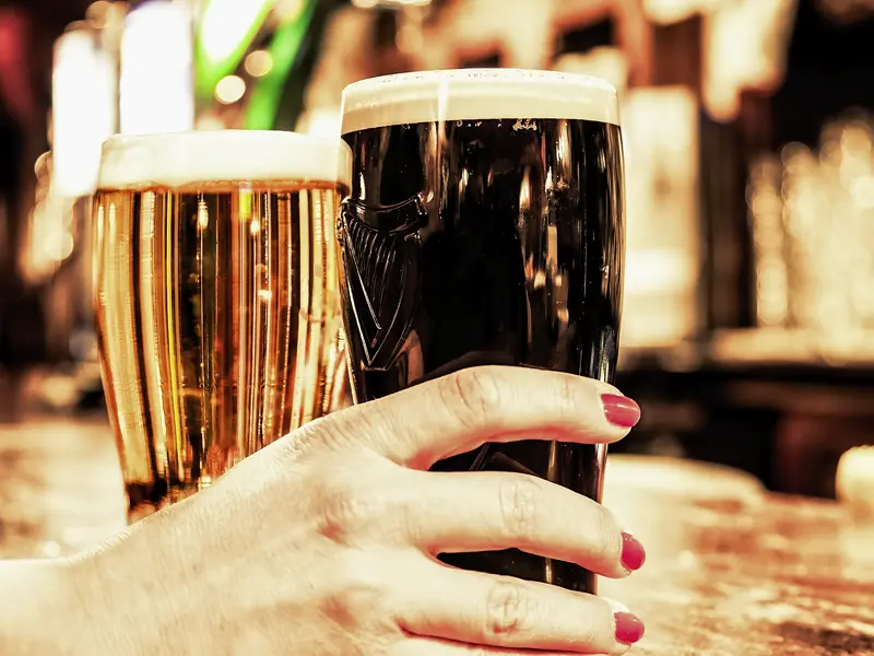 Auf der Studiosus-Singlereise nach Dublin über Silvester haben Sie die Möglichkeit, das Jahr im entspannten Irland ausklingen zu lassen. Wie wäre es, anstatt mit Champagner mit einem Guinness-Bier in einem irischen Pub auf das neue Jahr anzustoßen?