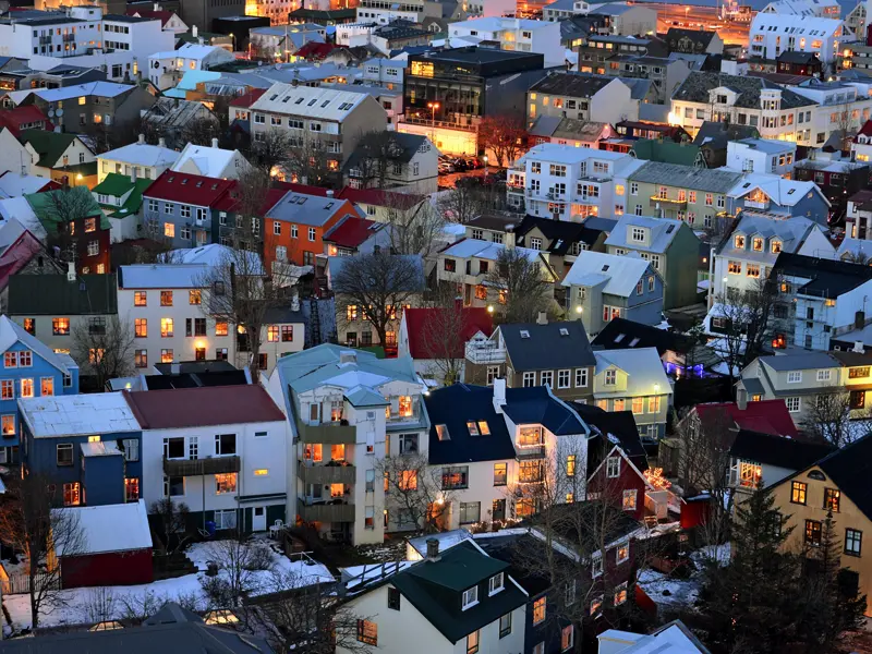 Besuchen Sie während Ihrer Silvesterreise für Singles und Alleinreisende die Hallgrimskirkja in Reykjavik und blicken Sie vom Aussichtspunkt auf die Dächer der isländischen Hauptstadt.