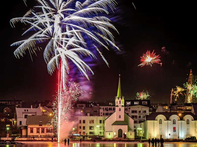 Begrüßen Sie das neue Jahr in der isländischen Hauptstadt Reykjavik mit Gleichgesinnten auf einer Studiosus-Singlereise. Das spektakuläre Feuerwerk über Reykjavik wird eines der vielen Highlights Ihrer Reise sein.