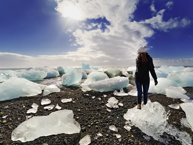 Auf unserer Rundreise durch Island für Singles und Alleinreisende begegnen uns die unterschiedlichsten Naturphänomene, definitiv ein Highlight sind die Diamanten aus Eis am schwarzen Strand.