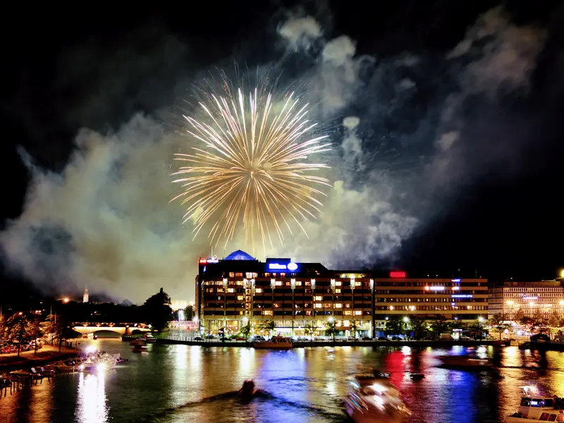 Auf unserer Silvesterreise nach Helsinki mit anderen Singles und Alleinreisenden begrüßen wir das neue Jahr bei einem Feuerwerk.
