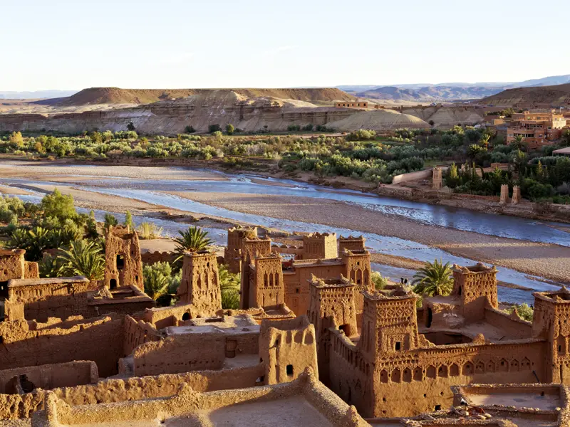 Auf der "me&more"-Reisefür Singles und Alleinreisende durch Marokko kommen wir auch zur Berberburg von Ait Benhaddou. Kunstfertige Handwerker haben sie aus dem Lehm der Wüste gestampft.