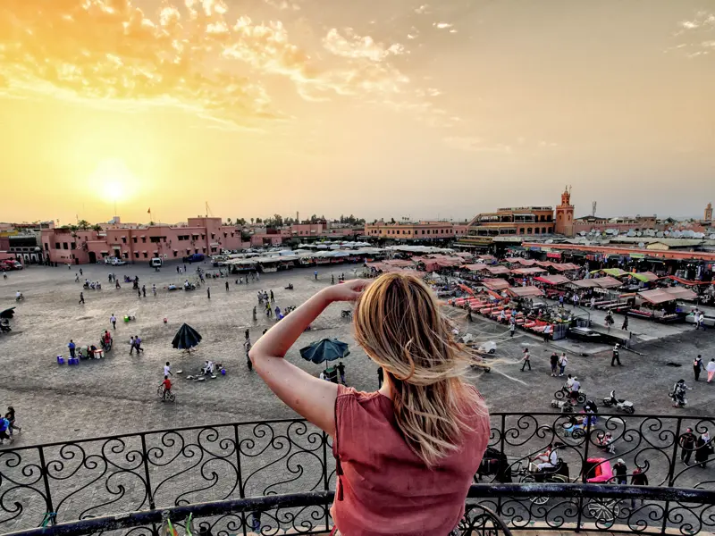Eine unserer Stationen auf unserer me&more-Rundreise für Singles und Alleinreisende durch Marokko ist Marrakesch, wo wir die Medina und den Hauptplatz Djemmaa el-Fna erkunden.