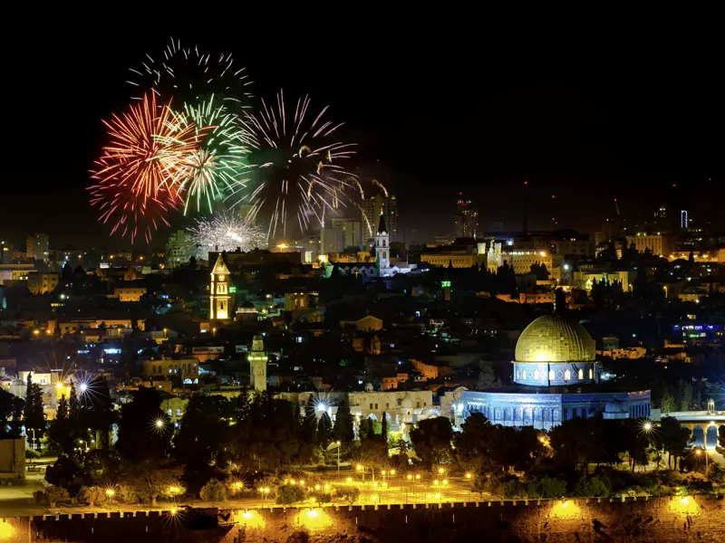 Auf der Silvesterreise für Singles und Alleinreisende begrüßen wir mit einem Feuerwerk über der Altstadt von Jerusalem das neue Jahr.
