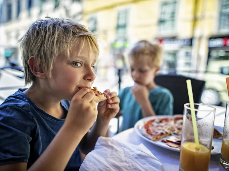 Pizza-Essen in einer Trattoria - auf unserer family-Reise nach Rom nicht nur bei den Kindern ein Genuss.