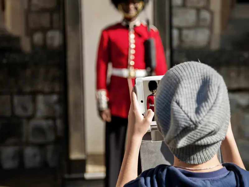 Der Buckingham Palace mit seinen fotogenen Wachen ist eines unserer Highlights auf der Rundfahrt durch London auf unserer Familien-Studienreise.