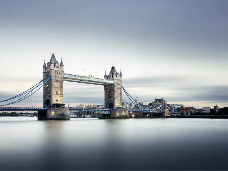 Die Towerbridge überspannt den Fluss Themse in London und gilt als eines der Wahrzeichen der Stadt.