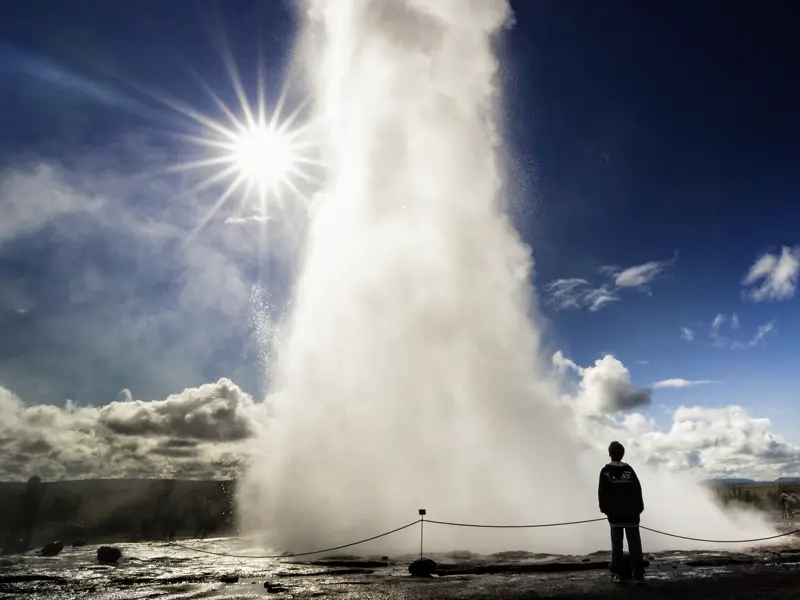 Auf unserer Familien-Studienreise durch Island beeindruckt uns die gewaltige Wasser- und Dampfsäule des Geysirs Strokkur.