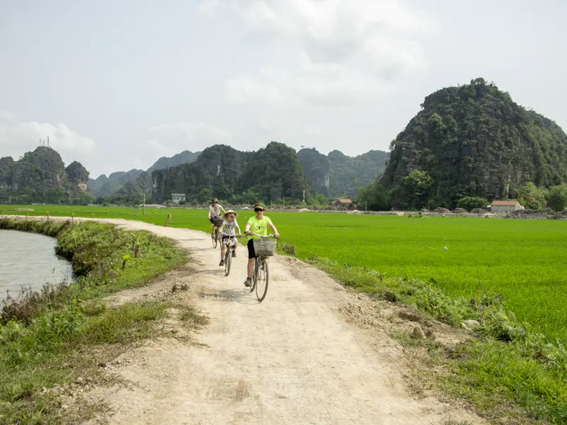 Bei unserem Landgang in der Halongbucht auf unserer Familienreise durch Vietnam entdecken wir das ländliche Vietnam mit dem Fahrrad.