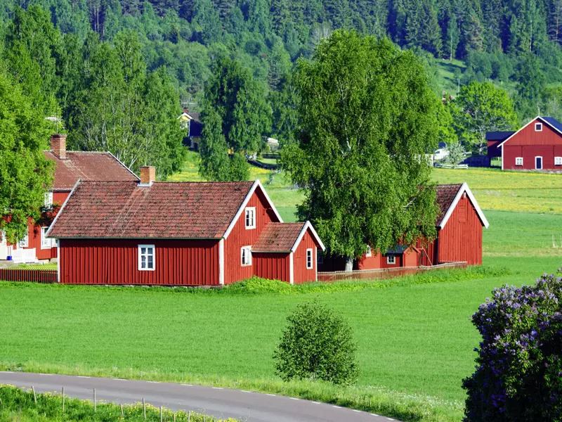 Auf unserer 12-tägigen Familienreise durch Schweden besuchen wir auch die Provinz Smaaland, die Heimat der berühmten rostbraun getünchten Holzhäuser.