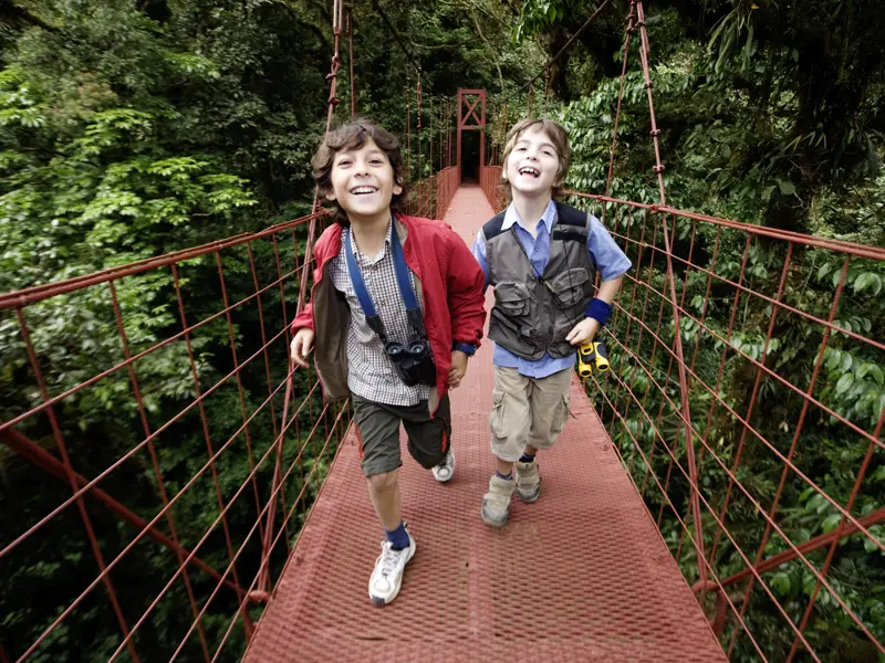 Auf unserer family-Reise durch Costa Rica geht es im Nebelwald von Monteverde hoch hinaus! Über Hängebrücken spazieren wir durch Baumwipfel und haben den vollen Überblick. Vielleicht entdecken wir den farbenfrohen Göttervogel Quetzal?