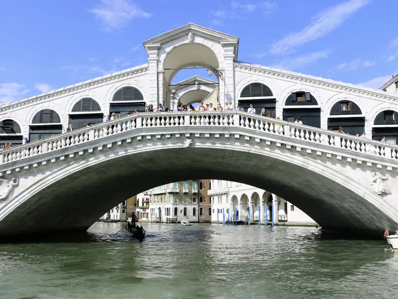 Ein Highlight auf unserer sechstägigen Familien-Studienreise nach Venedig: Die Rialtobrücke spannt sich über den Canal Grande.
