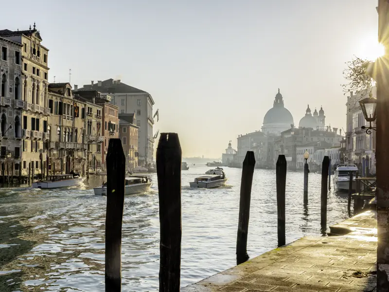 Bei unserer Familien-Studienreise nach Venedig sind wir natürlich auch im Vaporetto auf dem legendären Canal Grande unterwegs.