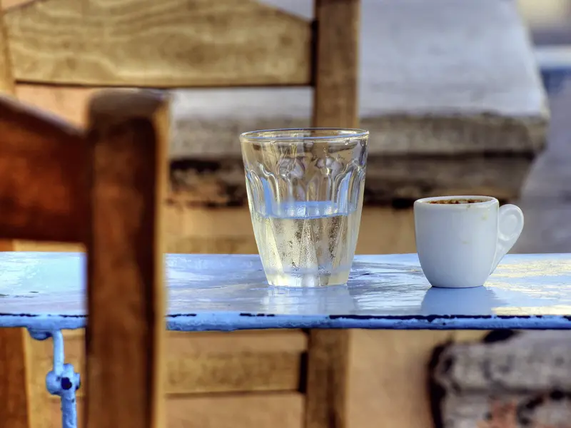 Auf unserer smart&small-Kleingruppenreise zu den Kykladen bleibt immer wieder Zeit für einen griechischen Kaffee in einem Kafenion.