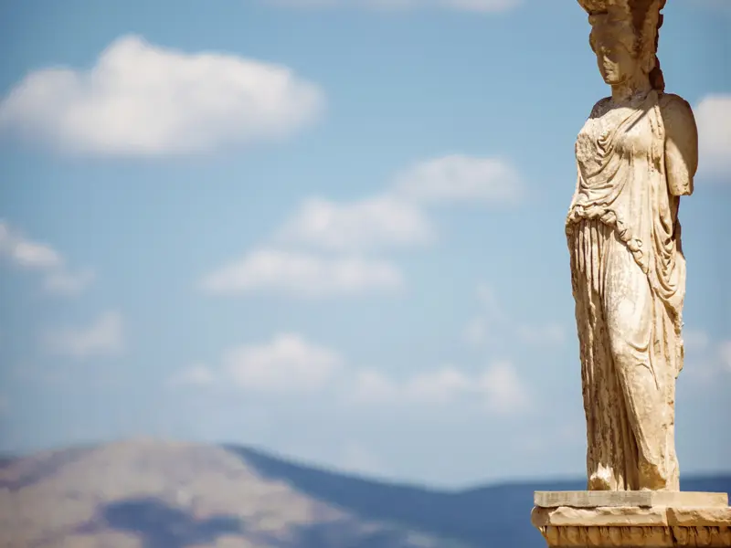 Auf unserer Kleingruppenreise durch Griechenland besuchen wir die Akropolis und sehen z.B. antike Karyatiden, Skulpturen einer weiblichen Figur mit tragender Funktion in der Architektur.