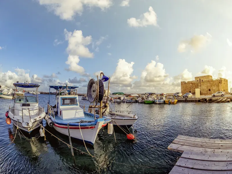 Nach der Besichtigung der kulturellen Highlights in Paphos haben Sie Zeit für einen Spaziergang am Hafen. Hier warten kleine Fischerboote auf ihre nächste Fahrt.