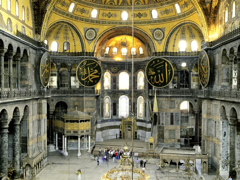 Seit 1500 Jahren der Mittelpunkt der Stadt: die Hagia Sophia mit ihrer gigantischen Kuppel. Auf unserer Studienreise nach Instanbul gehört ein Besuch selbstverständlich dazu!
