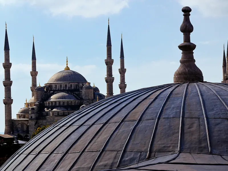 Die Altstadt von Istanbul prägen Kuppeln und Minarette - wie hier die der Blauen Moschee, die zu den Höhepunkten unserer Städtereise gehört.