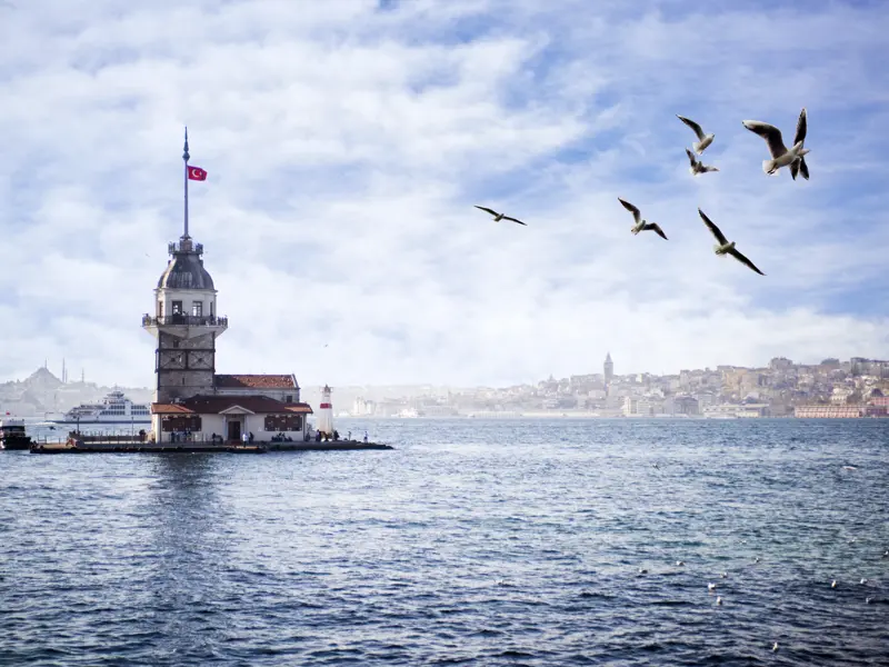 Immer wieder zieht es uns während unseres Aufenthalts in Istanbul an den Bosporus, der wie die große Hauptstraße der Stadt wirkt - so bei einer Bootsfahrt oder beim Besuch auf der asiatischen Seite. In der Nähe sehen wir auch den Mädchenturm auf seiner Insel.