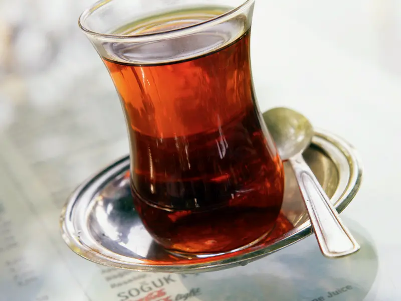 Probieren Sie im Rahmen ihrer Städtereise mit Studiosus nach Instanbul den landestypischen Tee, traditionell in einem Glas serviert.