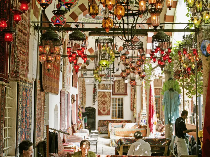 Auf unserer Städtereise nach Istanbul nehmen wir uns immer wieder Zeit zum Entspannen und zum Genießen: Überall in der Stadt freuen sich Teehäuser auf einen Besuch.