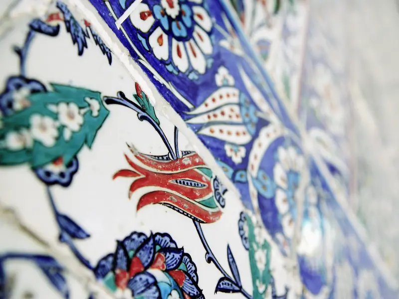 Kunstvoll bemalte Fliesen mit Blütenmotiven sind typische Merkmale osmanischer Bauten; immer wieder bestaunen wir sie in Palästen und Moscheen während unserer Reise in kleiner Gruppe.