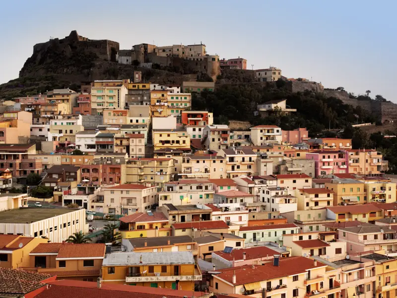 Die Festungsstadt Castelsardo, die wir auf unserer smart&small-Reise nach Sardinien besuchen, ist höchst fotogen und berühmt für ihre Korbflechterei.