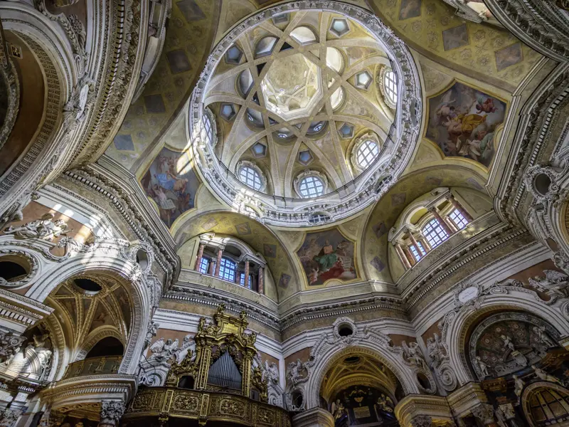 Auf unserer Rundreise durch den Piemont sehen wir die Kirche San Lorenzo, einen außergewöhnlich gestalteten barocken Zentralbau.