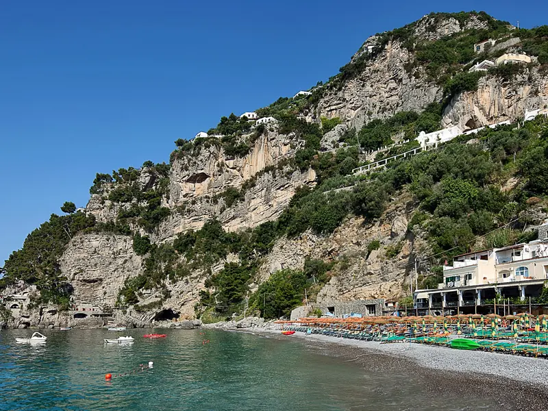 Im Hotel Pupetto wohnen Sie auf unserer smart&-small-Reise nach Kampanien vier Nächte direkt am Meer in einer ruhigen Bucht, abseits vom Trubel von  Positano.