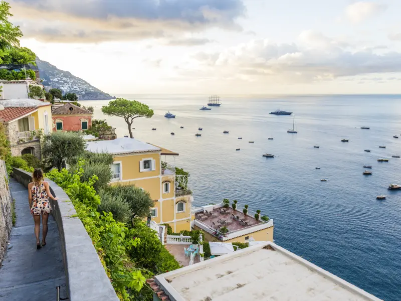 Unser familiengeführtes Hotel Pupetto auf der smart&small-Reise zum Golf von Neapel liegt traumhaft: direkt am Strand und dennoch mitten im eleganten Ort. Wir erreichen das Hotel nur auf einem Spaziergang die Treppengassen hinauf und hinunter..