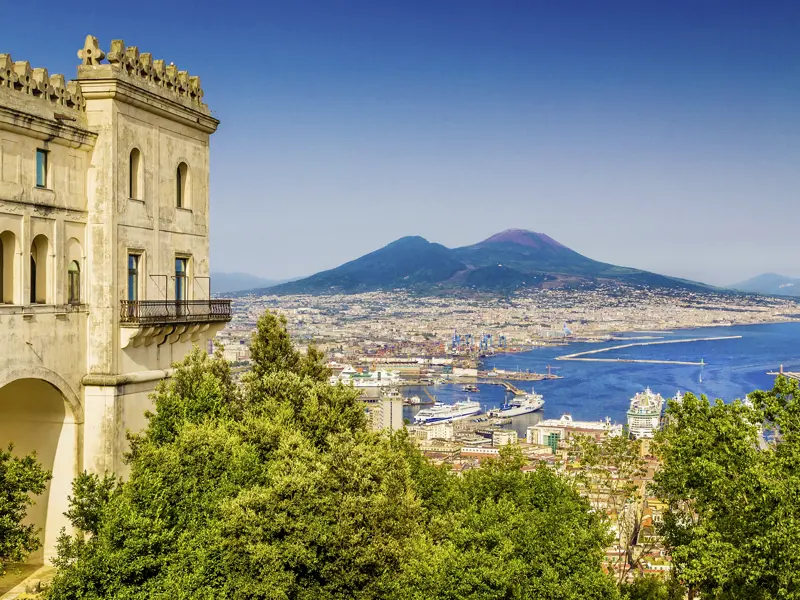 Auf unserer smart&small-Reise haben wir einen weiten Blick auf den Golf von Neapel und den Vesuv von den Höhen Neapels aus.