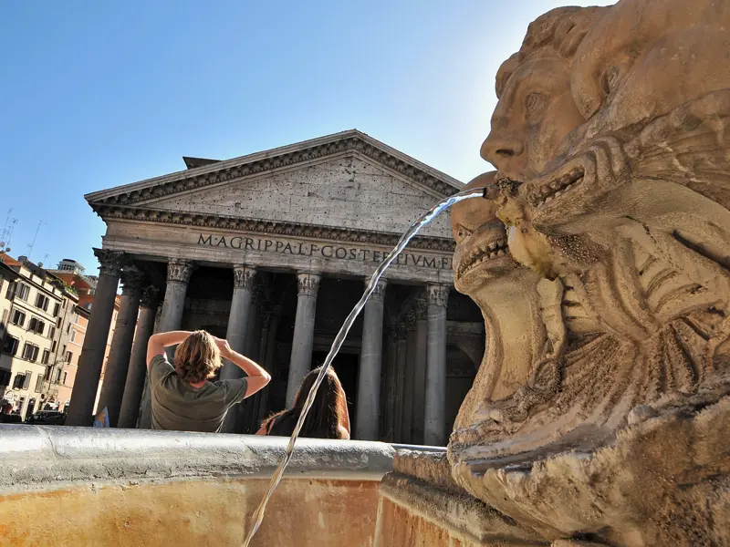 Ein kleiner Spaziergang führt Sie zum Pantheon von Rom, eines der vielen antiken Bauwerke, die Sie auf Ihrer smart&small-Reise in kleiner Gruppe bestaunen.