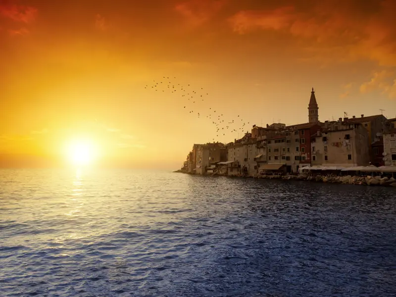 Stimmungsvolles Istrien, nicht erst abends, wenn die Sonne vor der Kulisse der istrischen Küstenstädte in der Adria versinkt - zu erleben auf unserer Rundreise durch Istrien.