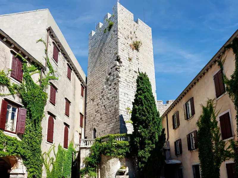 Hoch auf den Klippen über der Adria thront das Schloss Duino. Auf unserer smart & small-Reise nach Triest und Istrien öffnet es seine Tore für uns. Rainer Maria Rilke schrieb hier 1911 die Duineser Elegien.