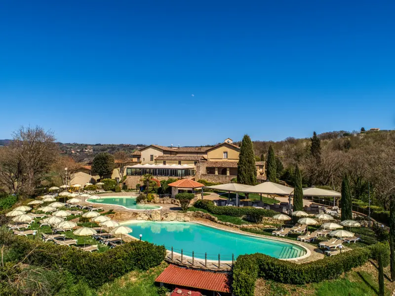Unser Hotel in Umbrien: die Abbazia Collemedio mit zwei Pools im Garten und Blick in die weite Umgebung