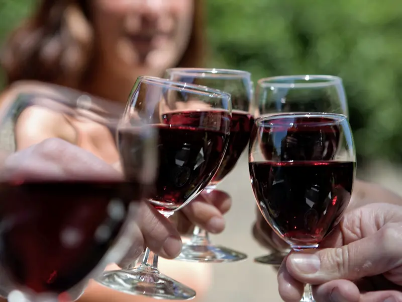 Auf unserer smart&small-Rundreise durch Umbrien und die Marken in kleiner Gruppe lassen wir uns einen guten Tropfen Rotwein schmecken.