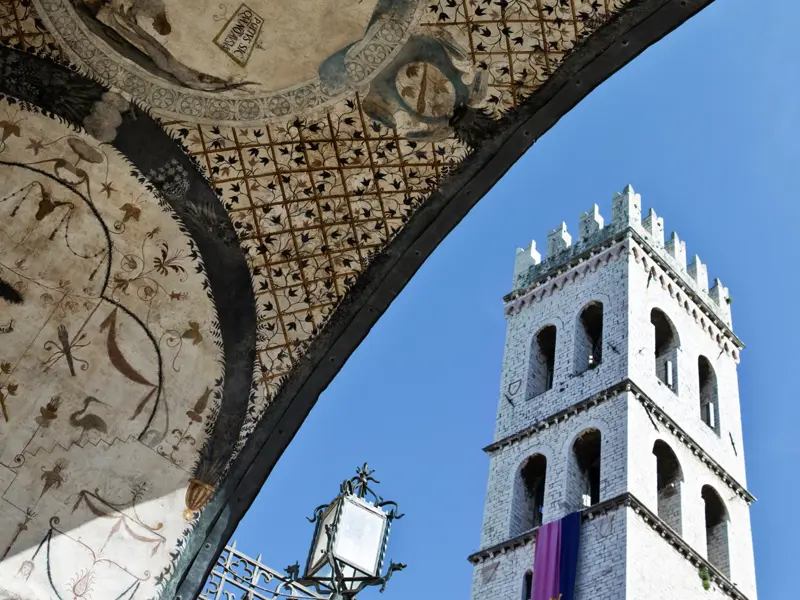 Unsere Rundreise bringt uns auch nach Assisi. Die Stadt steht ganz im Zeichen des heiligen Franziskus, hat aber auch sonst einiges zu bieten: stimmungsvolle Plätze und Altstadtgassen - oder den stolzen zinnenbewehrten "Turm des Volkes" am Hauptplatz.