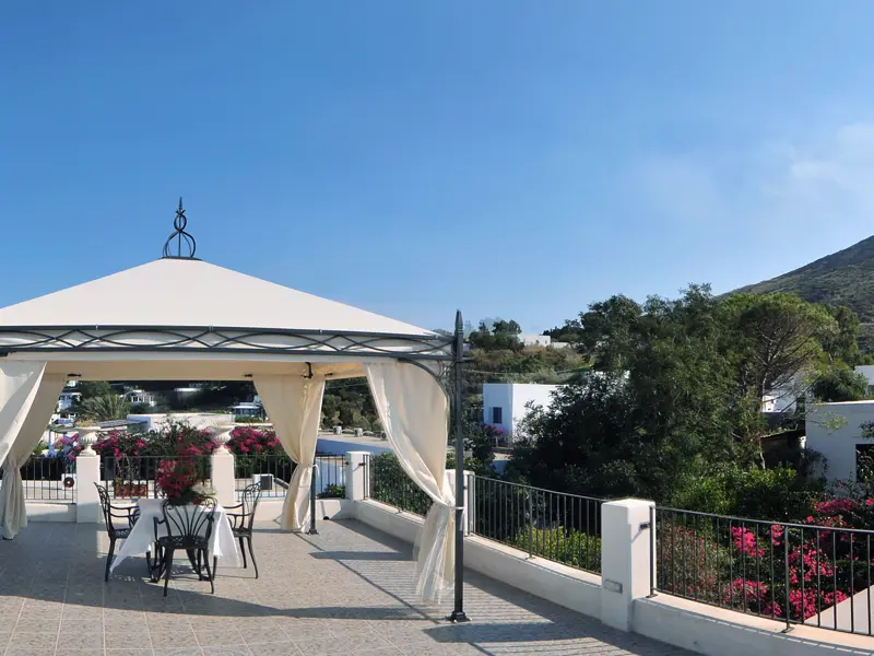 Auf Stromboli liegt unser Hotel Villagio Stromboli direkt am Meer und garantiert perfekte Urlaubstage auf den Äolischen Inseln.